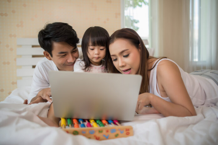 Parenting di Era Digital 7 Cara Membatasi Gadget pada Anak